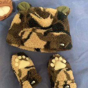The north face beanie & mitten set